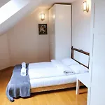 Apartman Rooftop Charm Stylish 2bdr Steps From Town Hall
