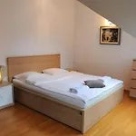 Apartman Rooftop Charm Stylish 2bdr Steps From Town Hall