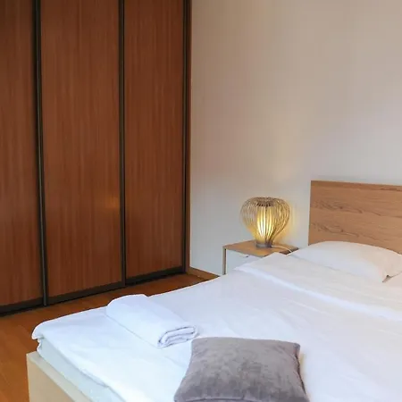 Rooftop Charm Stylish 2bdr Steps From Town Hall Διαμέρισμα Βίλνιους