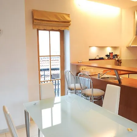 Rooftop Charm Stylish 2bdr Steps From Town Hall Апартаменти