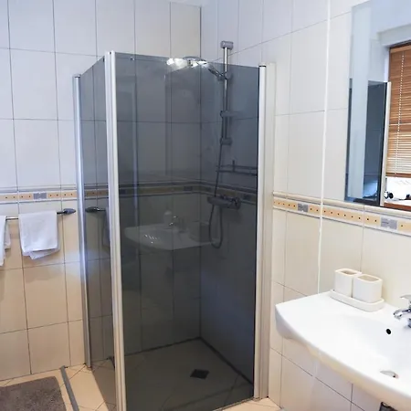 Rooftop Charm Stylish 2bdr Steps From Town Hall Вільнюс