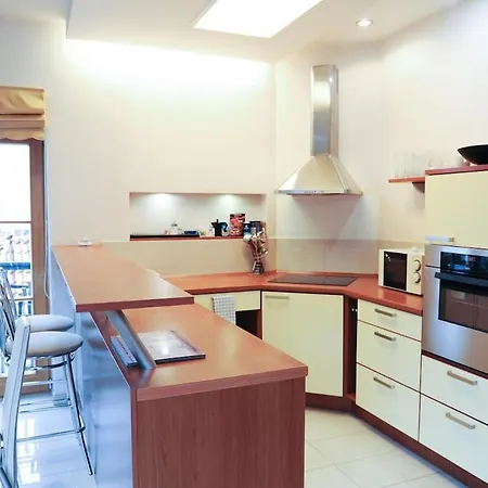 Rooftop Charm Stylish 2bdr Steps From Town Hall *