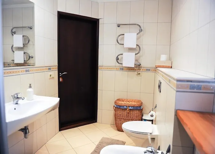 Rooftop Charm Stylish 2bdr Steps From Town Hall アパート