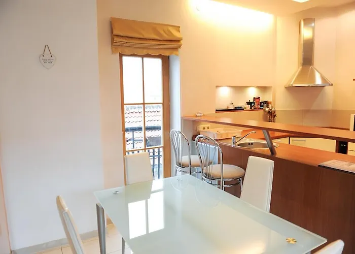 Rooftop Charm Stylish 2bdr Steps From Town Hall דירה