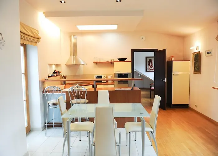 Rooftop Charm Stylish 2bdr Steps From Town Hall アパート *