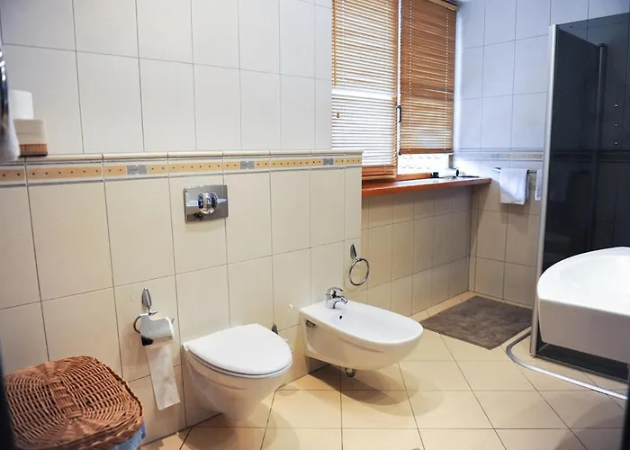 Rooftop Charm Stylish 2bdr Steps From Town Hall וילנה