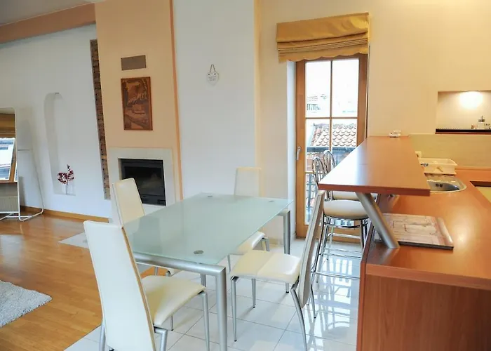 Rooftop Charm Stylish 2bdr Steps From Town Hall * וילנה