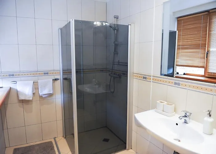 Rooftop Charm Stylish 2bdr Steps From Town Hall ヴィリニュス