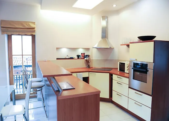 Rooftop Charm Stylish 2bdr Steps From Town Hall *