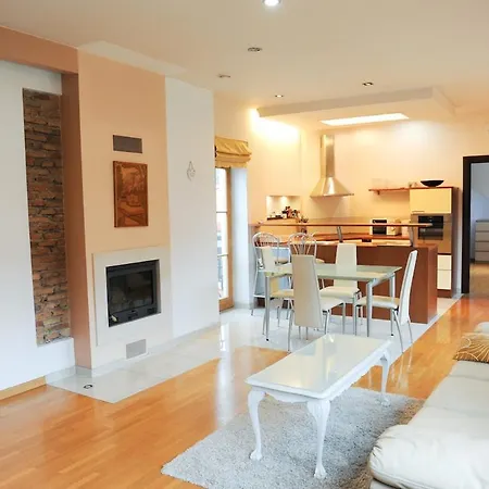 Rooftop Charm Stylish 2bdr Steps From Town Hall شقة *