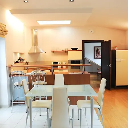 Rooftop Charm Stylish 2bdr Steps From Town Hall شقة *