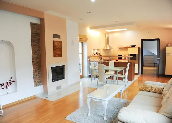 Rooftop Charm Stylish 2bdr Steps From Town Hall شقة *