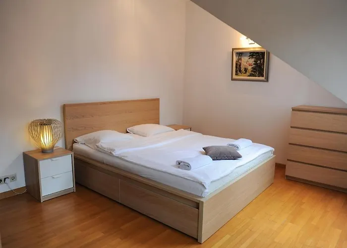 شقة Rooftop Charm Stylish 2bdr Steps From Town Hall